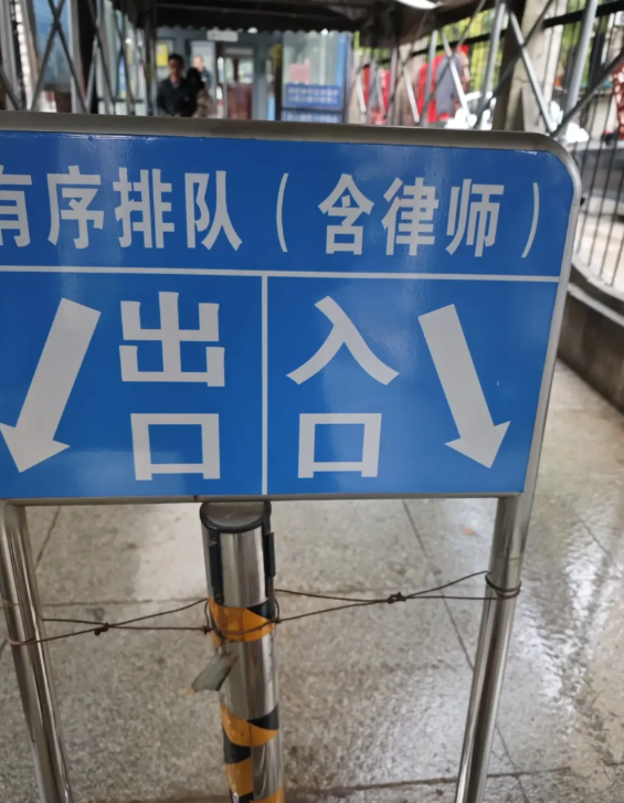 当了律师，其实也没那么快乐，办不完的案件、开不完的庭。
每一个律师，都是个体户，