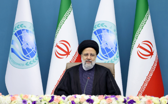 伊朗为何是中国最铁的哥们？作为头号反美大国，伊朗如同平头哥一般，咬的美国狼狈不堪…