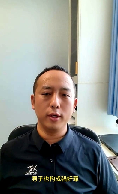男子冒充朋友属于利用身份型强奸罪。

把朋友夫妻俩送回家之后动了歪心思，摸黑冒充