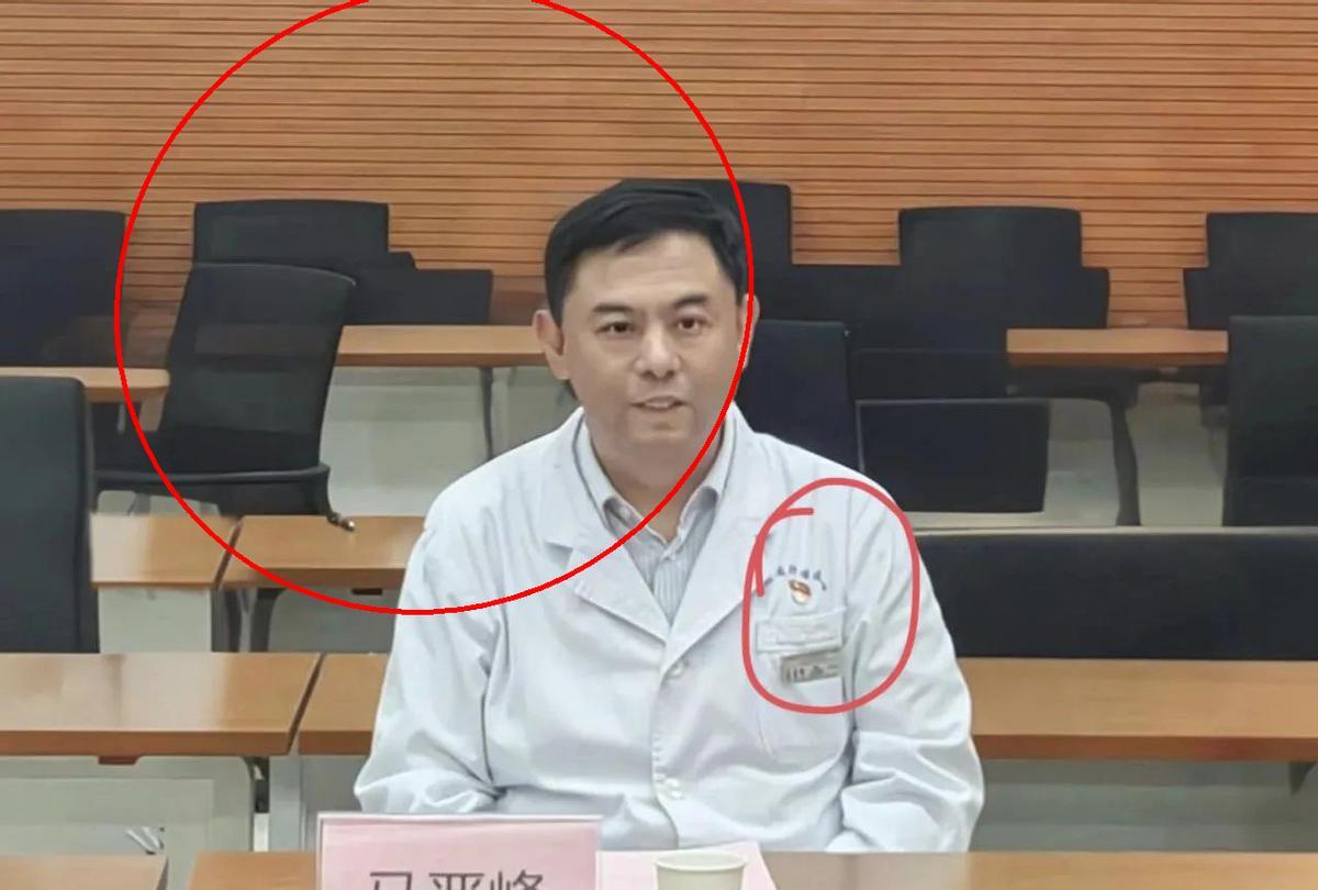 山西肿瘤医院院长马晋峰突然被免职，这事炸锅了。
医学博士、省学术带头人，干得好好