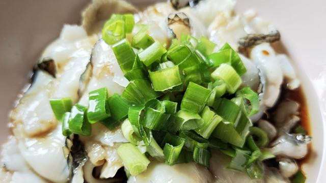 油淋黑鱼片：一勺滚烫的“月光”，把鲜嫩锁进0.1秒