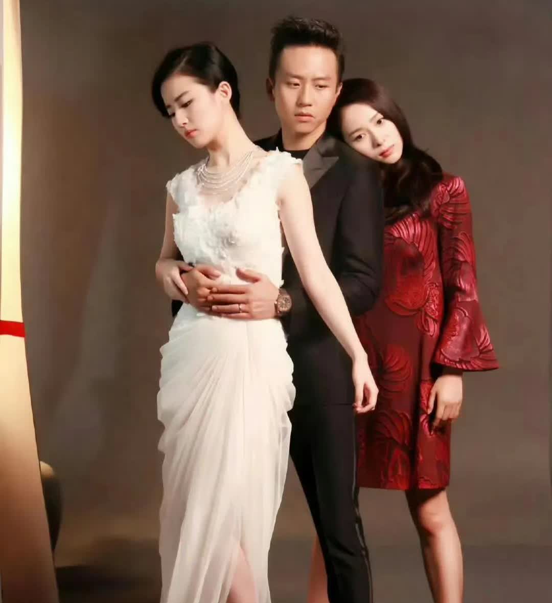 明明是三个人的电影
我却始终不能有姓名
感觉下一秒邓超就要绷不住了
站在正