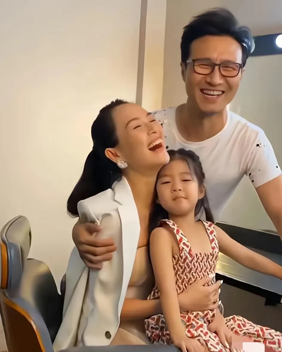 章子怡离婚后状态差











天哪！章子怡居然和汪峰离婚了！这消息一