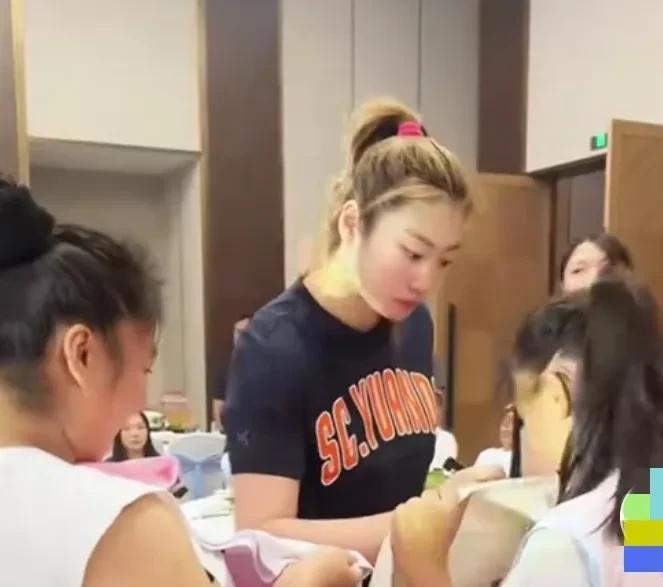 中国女篮在云南集训期间那氛围简直燃了！李梦、韩旭、王思雨和球迷热情互动，场面温馨