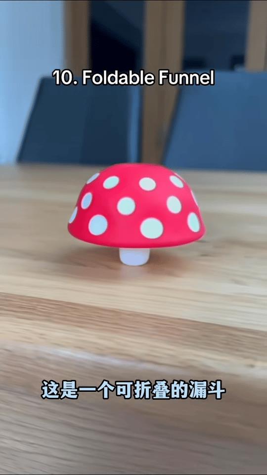 十件厨房好物。
一、折叠漏斗，它是一个可折叠的漏斗，看起来像蘑菇，它能防止到东西