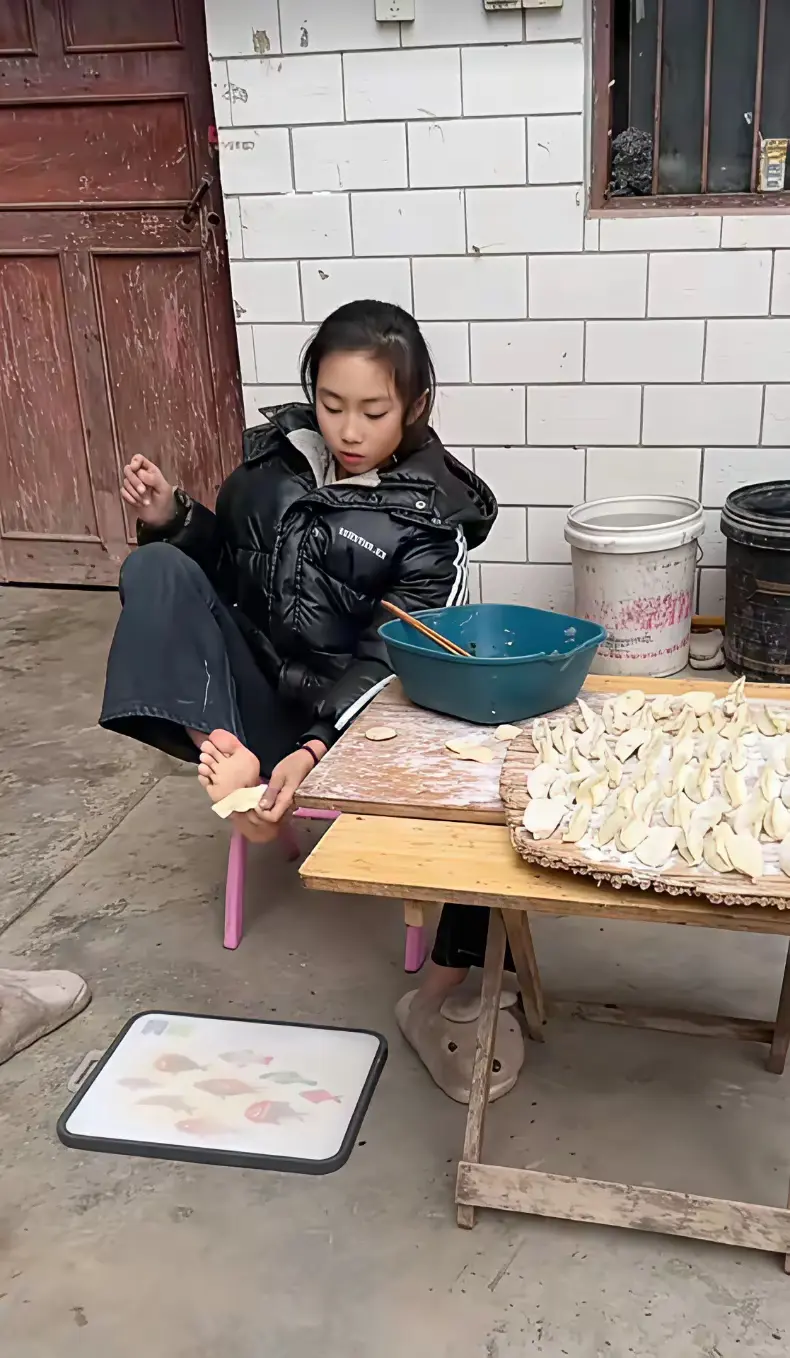 见过这样擀饺子皮的吗？

