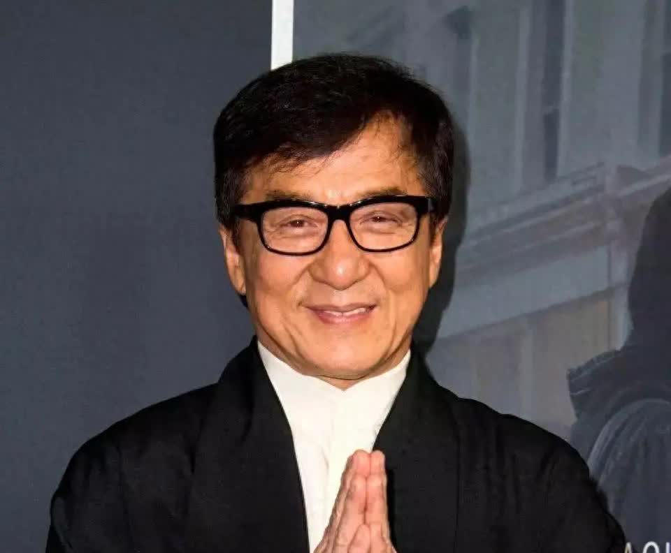 成龙思想简单，专注于行动，不会内耗，成绩稳定。
李连杰，文化水平也不高，但却是