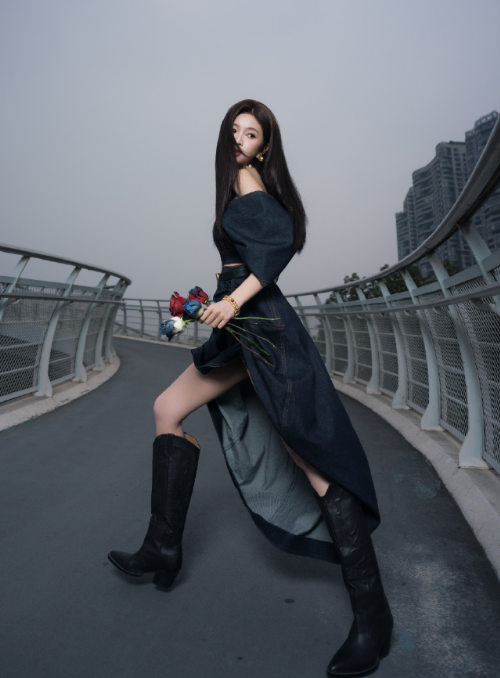 吴宣仪的黑裙大长腿造型，这超不错的感觉！