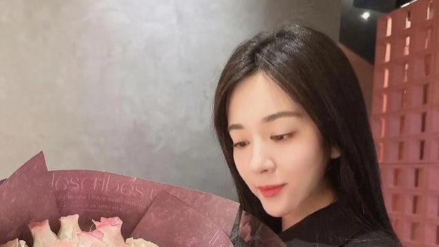 俞灏明为妈妈庆生，爱心满满场面温馨，网友感叹双喜临门