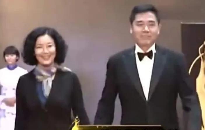 陈宝国娶初恋赵奎娥，婚后42年零绯闻，恩爱如初，大龄儿子陈月沫40岁仍是单身，成