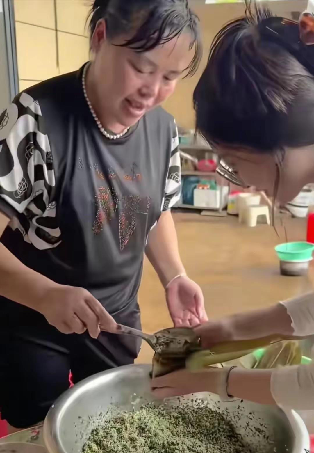 端午假期婵宝未归，家盖房不知她是否返乡。爸妈善良，天热送水果，端午全妈妈包粽子给