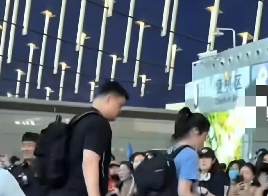姚明父女现身浦东机场，姚明女儿姚沁蕾身高目测1米9，比周围男子高很多，遗传基因太