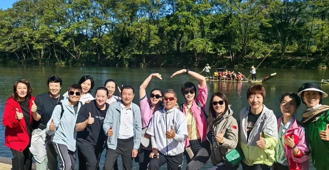 陈忠和时代的女排队员再次相聚，只有三个人叫不出名字，冯坤两侧的人不知道是谁，陈忠
