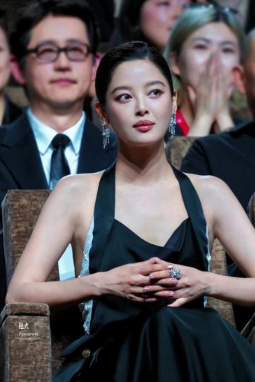 事实证明，娱乐圈是最敏感的名利场
vogue九月刊，本来没有辛芷蕾的份

后来刘