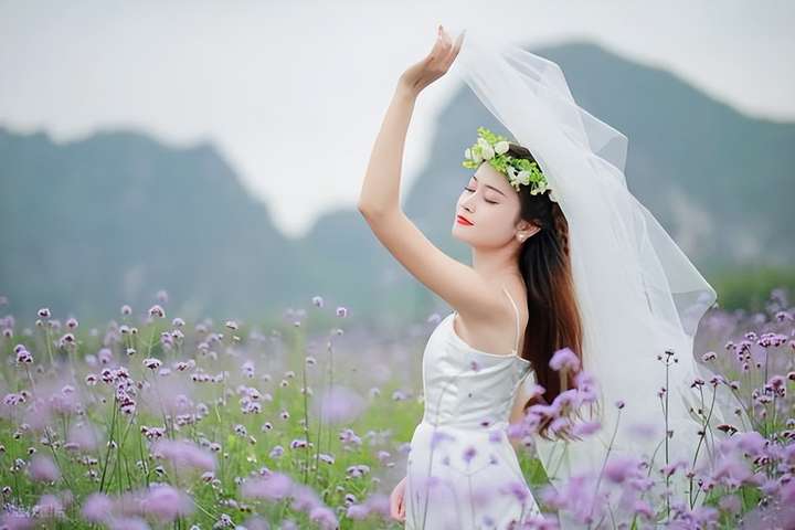 【双子座｜吵架像脱口秀，哄人像变魔术】
双子恋爱脑发作时，一言不合就开演讲：今天
