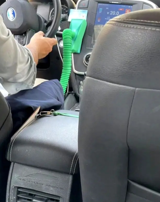 不懂就问:出租车上这个绿色的是什么?