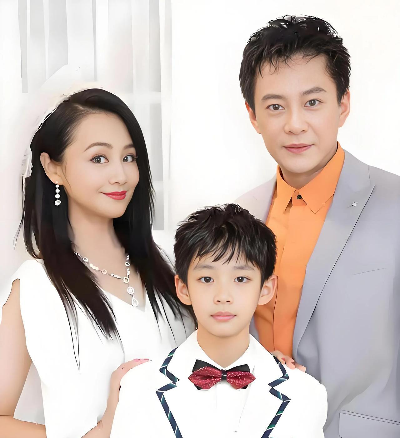 这是曹颖一家三口的合照，一家三口中最抢眼的还是她儿子王梓涵吧？14岁的他身穿白色
