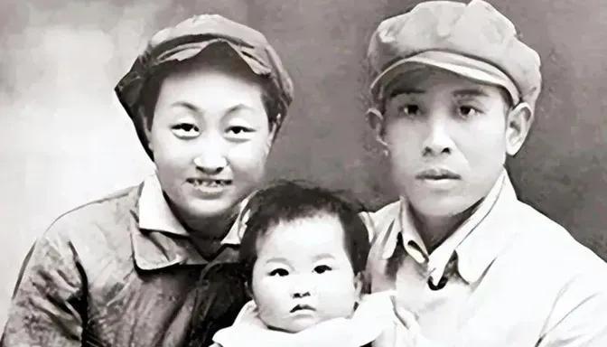 1938年，两名卧底夫妻假戏真做结为真夫妻，妻子牺牲后丈夫一生未娶，7年后原本牺