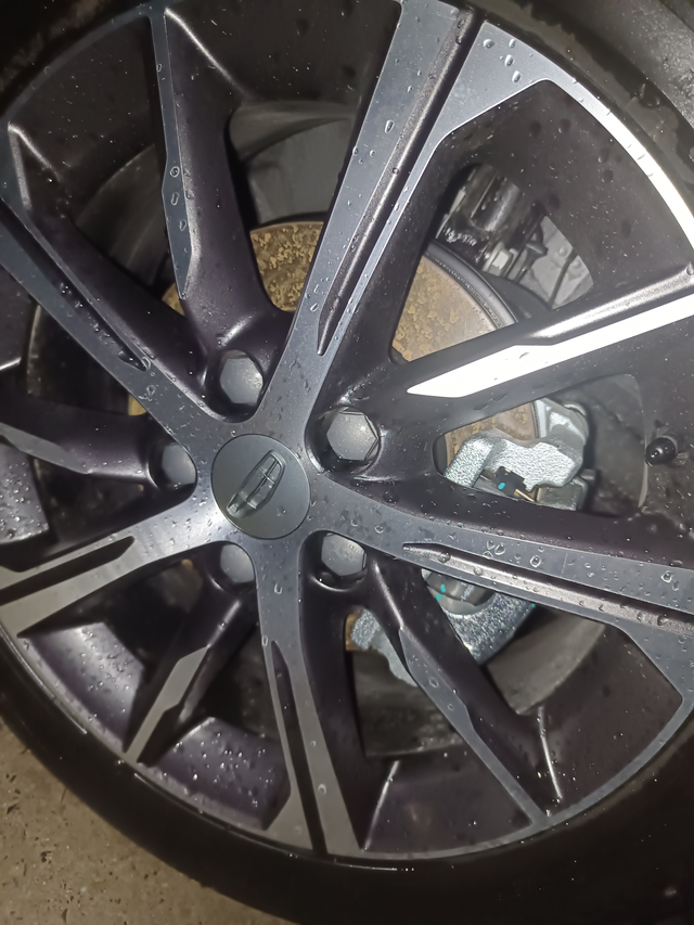 刚提的帝豪
帝豪这款车怎么说呢，油耗有点偏高，前排座椅设计的有点不合理，太低了，