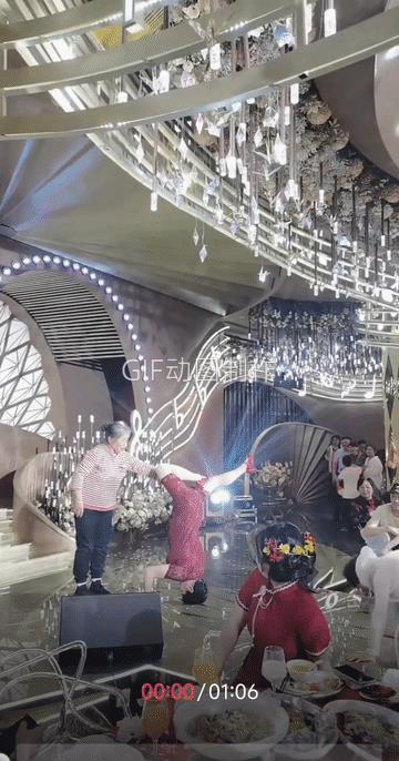 新郎新娘婚礼喜宴上，喜婆婆高兴的无以言表，激动的展示才艺，新娘看到后也不由自主的