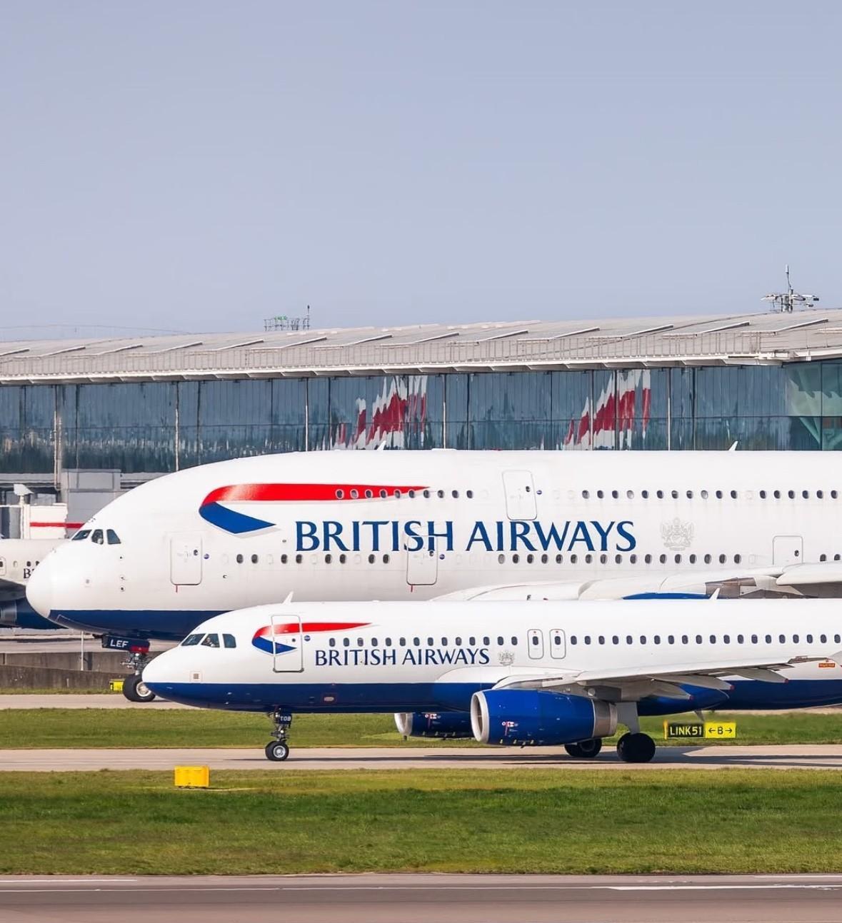 一大和一小
英国航空的A380和A320正缓缓滑向希思罗机场的09R跑道，准备飞