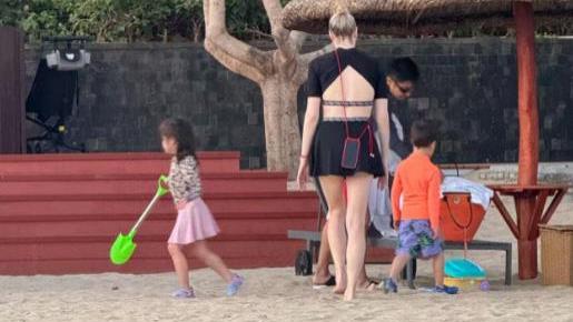 撒贝宁抓娃娃李白旁观，小腹凸起疑怀二胎，女儿正脸美如洋娃娃