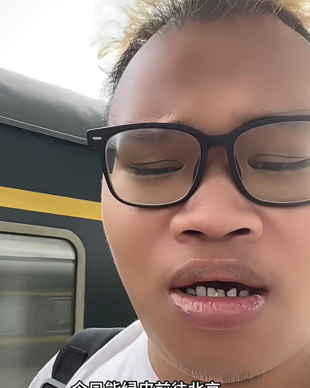上海申花知名球迷姆巴佩表示，由于现在的经济比较拮据，他这一次只能坐绿皮车去北京看