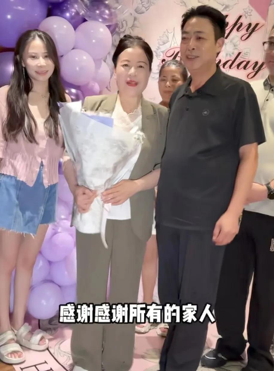 姚爸许妈经过这么多年的风波之后，
心境已经慢慢的平和了许多。
现在两人过得非常幸