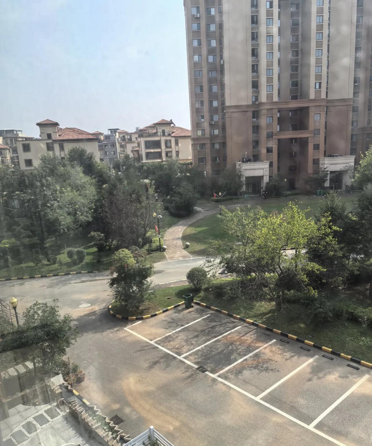 假期来临，游客蜂拥而至，把景区景点，饭店市场，市内街道，统统让给你们，我在家里老