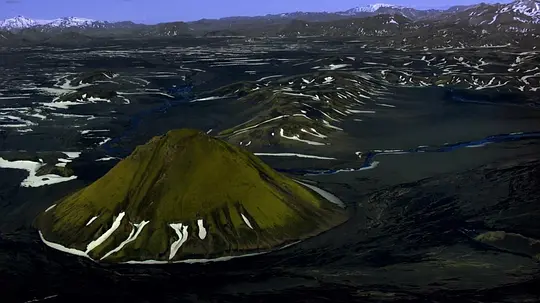   《家园》的每个画面都很美，像油画。人更像宇宙地球上的蝼蚁，但人又是最聪明的，