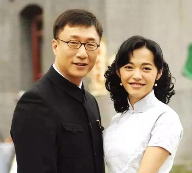 拍《潜伏》，原定男女主角是辛柏青和朱媛媛，但两口子都没接，朱媛媛看得很开：“钱挣