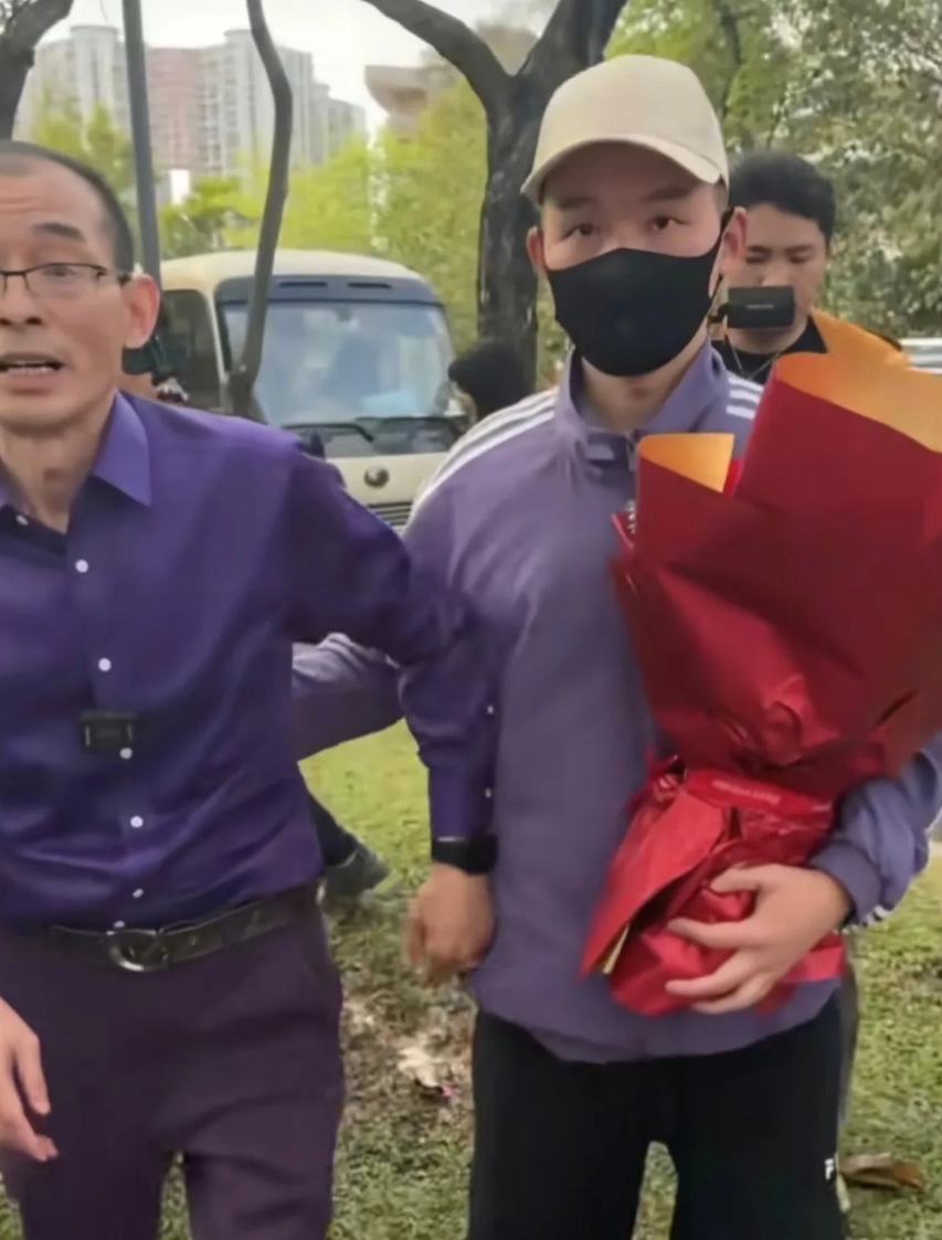 谢浩男被拐走在河南养父母家里的经历真是坎坷，虽然养父母对他也还不错，但是在谢浩男