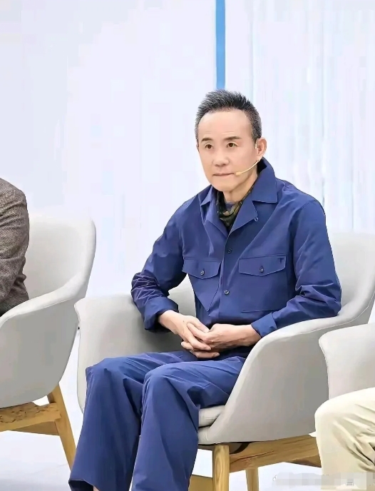 王石，好精神啊，娶个年轻的老婆就是好，衣服都被同化了。