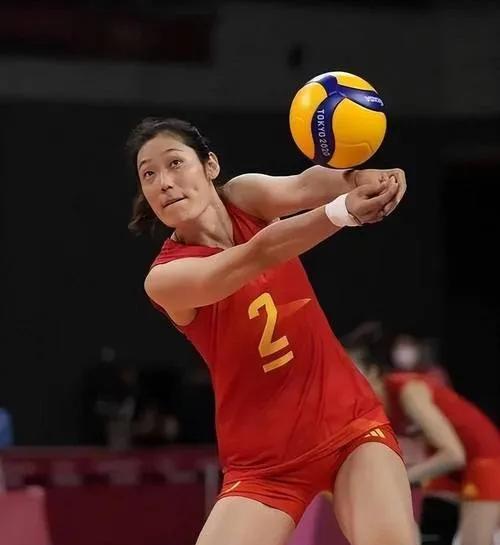 朱婷回国抢金牌了！
亲妹妹直接组队，姐妹花杀疯全运会。
郑州南站一露面，米色外套