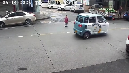 揪心！愤怒！6月16日，四川资阳一名小男孩小心翼翼的左右张望准备过马路，来来往往