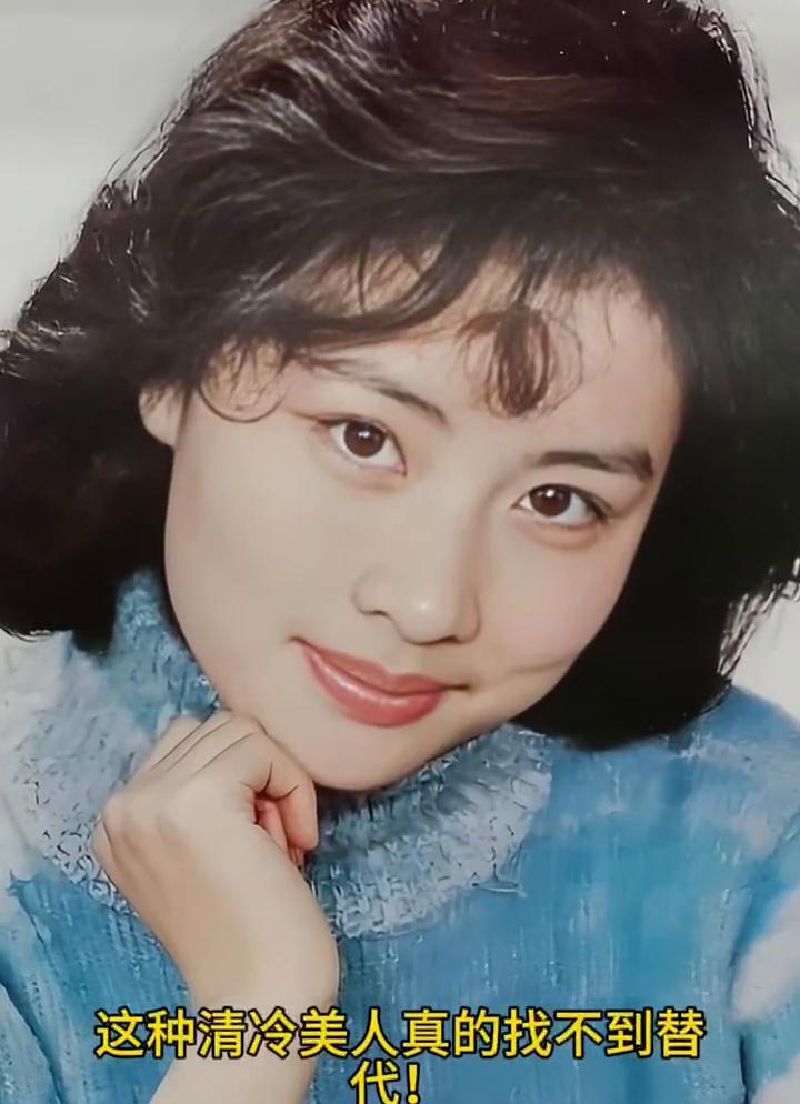 这种清冷美人真的找不到替代。她的脸是清水出芙蓉的天然美，那双自带忧郁的眼睛破碎感