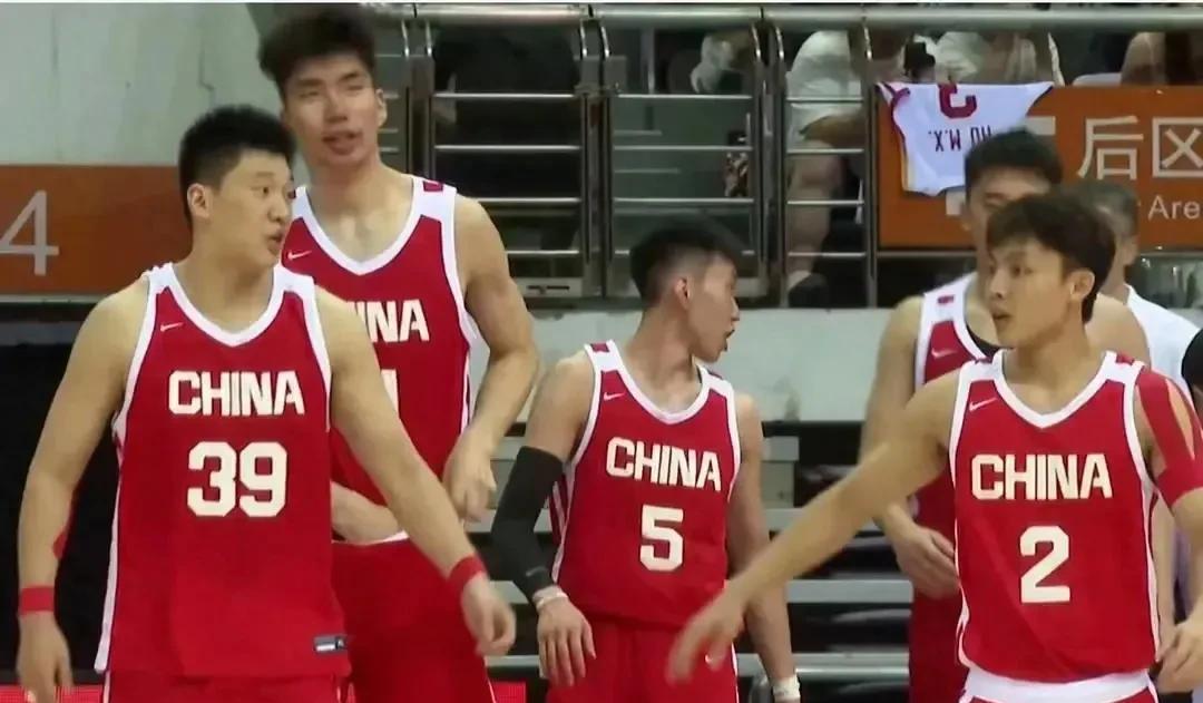 中国男篮后卫群体要集体补一下口算题
你看与波黑对的最后一场比赛，中国队的进攻多少