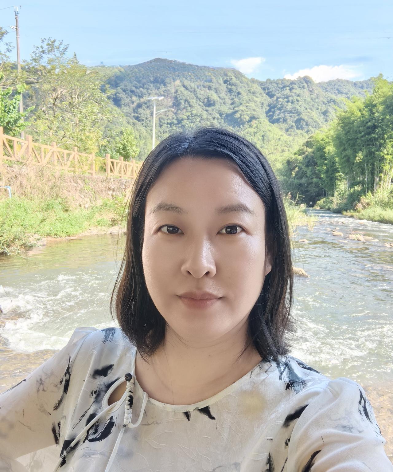 老公说他中毒了，今天不出去了，现在还在睡觉。
昨天去了从化玩，下溪村，小桥流水人
