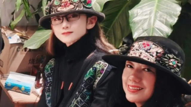 杨丽萍姐妹云南大别墅庆生，别墅种满鲜花，妹妹长相大气也很美