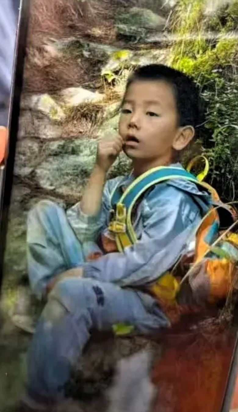 四个老师带五个孩子居然大山里面丢了一个！这个办独立营的机构可能是摊上事了！
凯凯