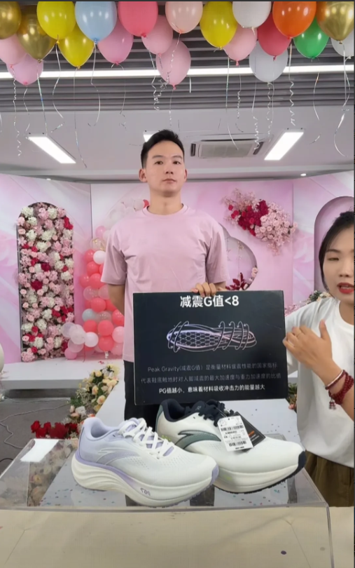 许建华今天开启直播真是太成功了，这次开启直播成功主要是在于谢浩男放暑假。一直在和