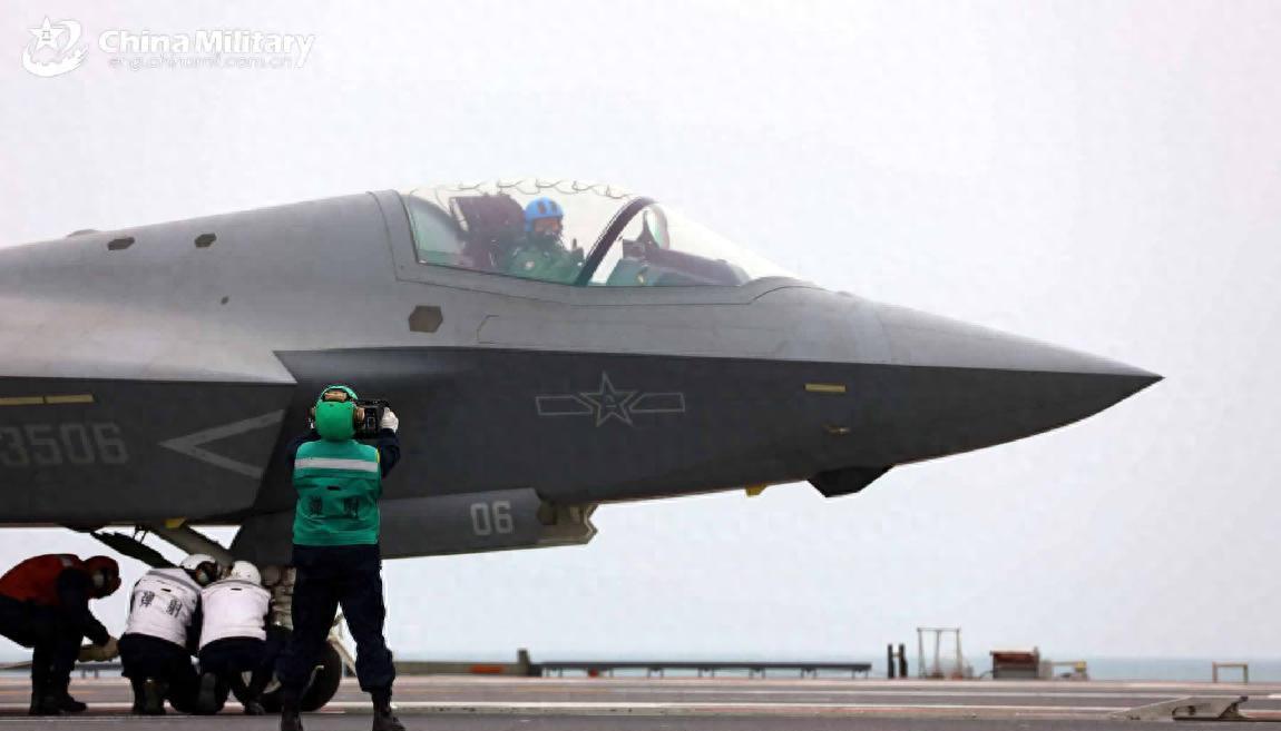 美国成了大笑话！中国歼-35首开电磁弹射，福特号F-35C至今趴窝
东西方航母技