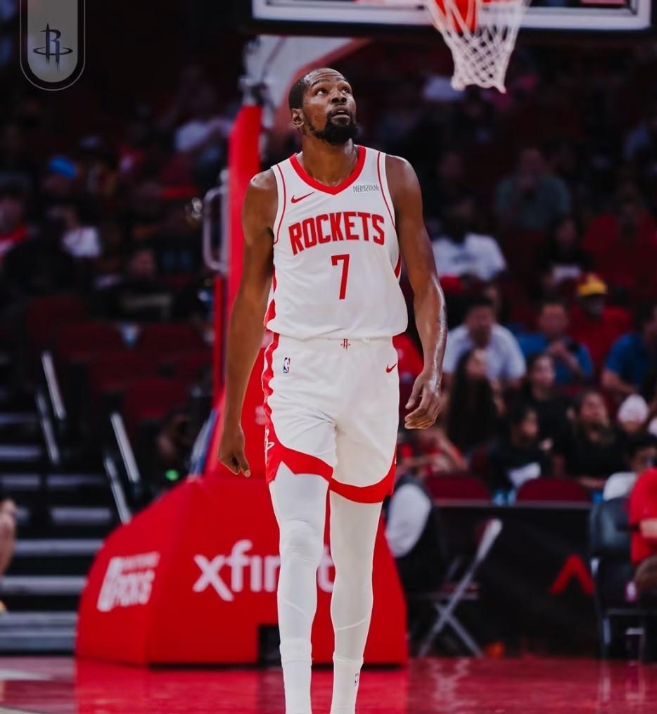 状态不错，杜兰特火箭首秀狂砍20+带队取胜！
今日NBA季前赛火箭对阵爵士的比赛