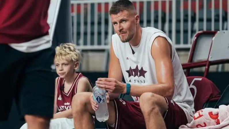 为国出战！波尔津吉斯晒训练照