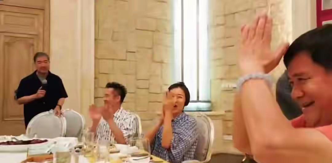 我的天呐，
一直都以为他俩已经分手了呢，
没想到原来并没有分呀！
还是原来的她和