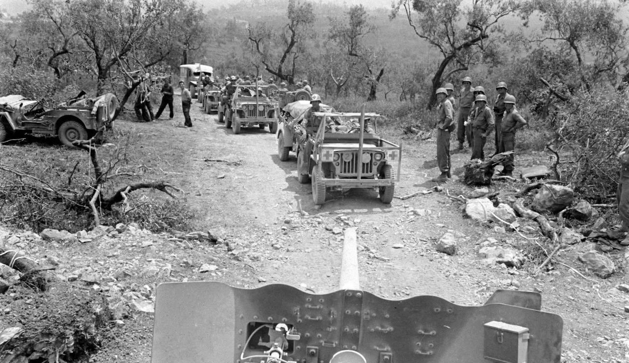 1944年，驰骋在意大利山区的美军吉普车，此时，墨索里尼政权早已倒台，德国人直接