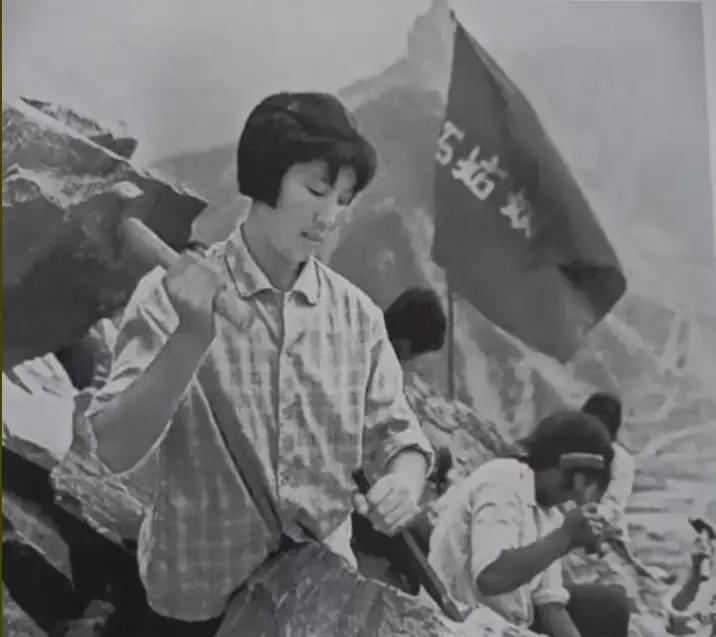 火红年代的石姑娘队！        火红的年代，艰苦创业的      年代，妇女