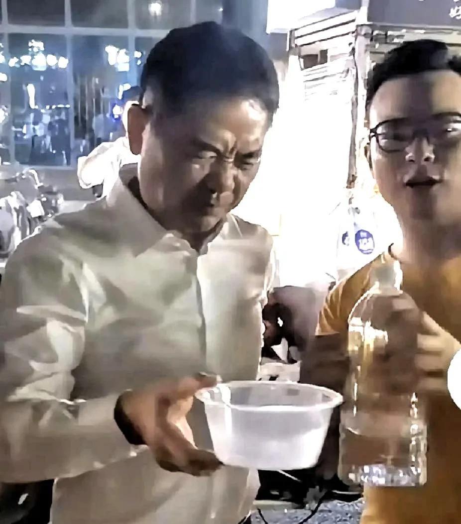 看这表情刘强东酒量也不咋样啊
看看旁边的人面不改色谈笑风生
我们东哥就已经是眉头