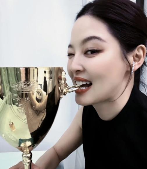 辛芷蕾喜提威尼斯影后，让很多人明白了一个道理，那就是“牛皮”还是要吹的。
因为那