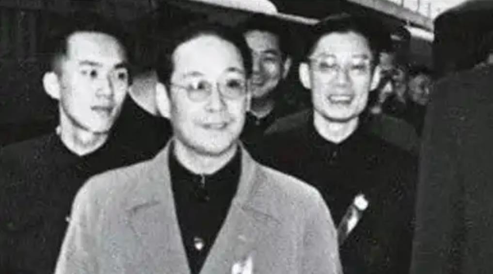 1955 年，“谍王” 潘汉年正在家里和妻子用餐，可没想到突然一行人打破了平静，